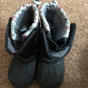 Cuter boys snow boots Sz 10 IN GREAT CONDITION